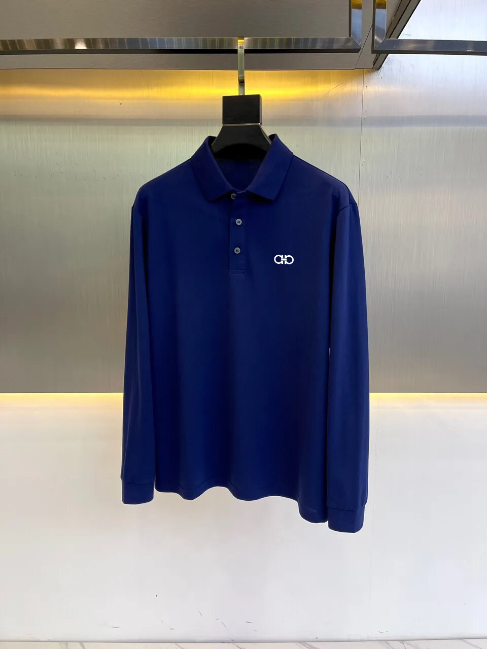 Ferragamo and new long-sleeved polo shirts and long-sleeved T-shirts are supplied with high-end imported custom-woven pique fabrics. The garments are custom-woven and dyed by the old Italian workshops. They are extremely luxurious and special materials. The fabric properties are all of the highest quality. They are treated with mercerization process. The fabrics have extremely high gloss. The mesh structure is delicate and natural. It has a perfect combination of comfort and breathability. The tactile experience is self-evident. It is the ultimate luxury enjoyment! The details are full of high-end, the Classic two-button placket, the visual is quite elegant and fashionable, the taste is full of charm, the light and familiar color matching is superior in compatibility, the upper body is full of luxury and temperament, full of style, perfect for both business and leisure, in line with the urban elitist life philosophy! M-3XL
